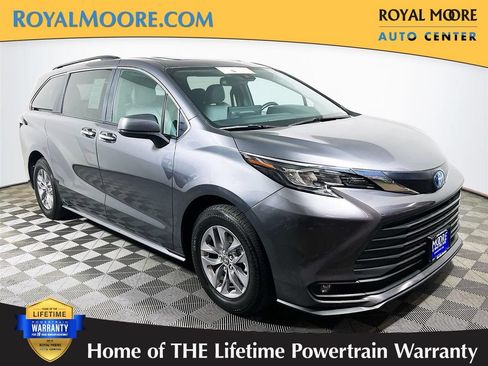 Certified 2025 Toyota Sienna XLE FWD image 1