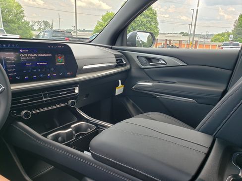 New 2026 Chevrolet Traverse LT w/ Sun and Wheel Package FWD image 22