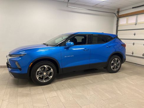Used 2025 Chevrolet Blazer LT AWD/4WD image 2