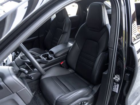 Certified 2025 Porsche Cayenne GTS AWD/4WD image 5