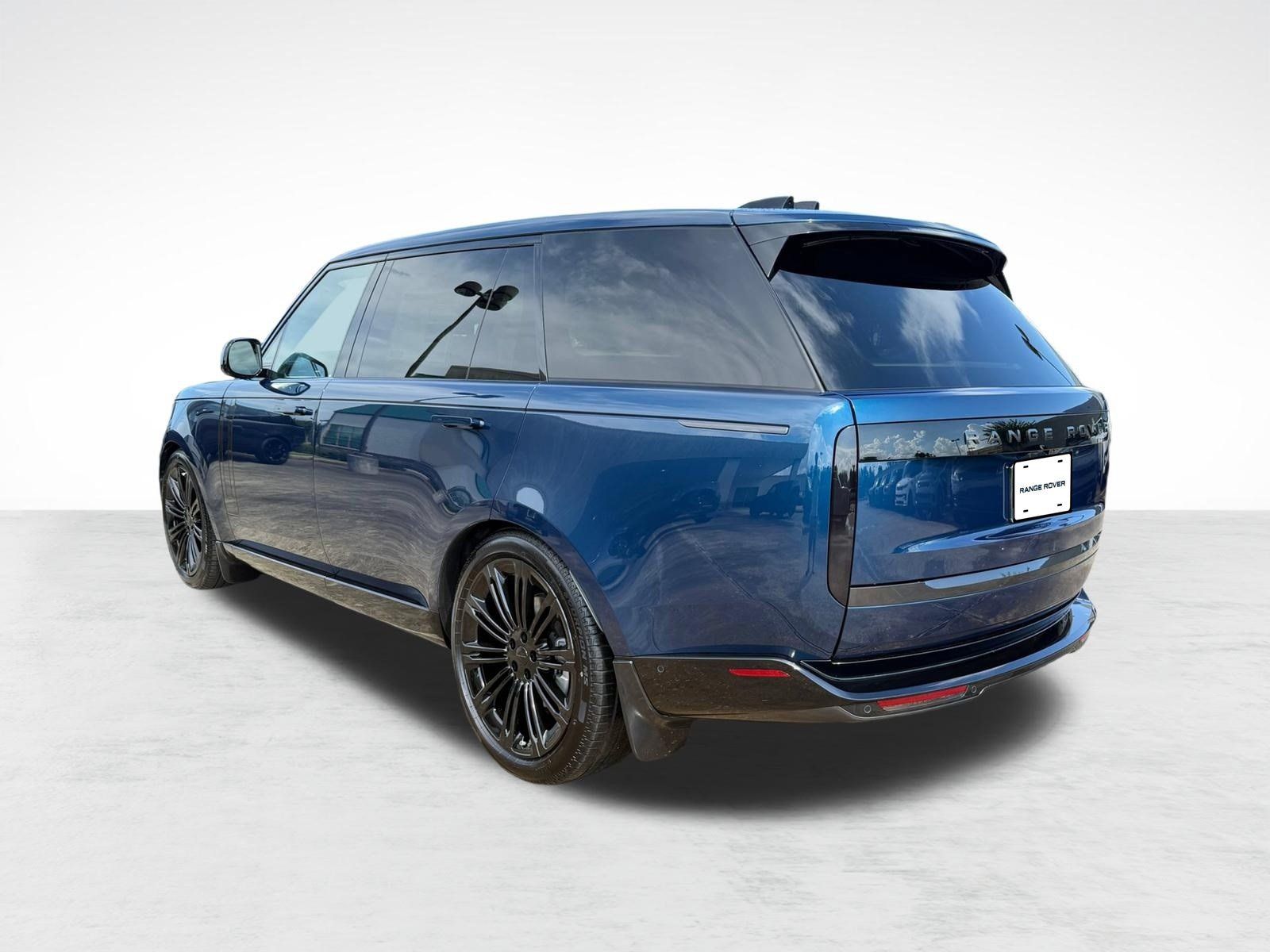 New 2026 Land Rover Range Rover Long Wheelbase SE AWD/4WD image 3