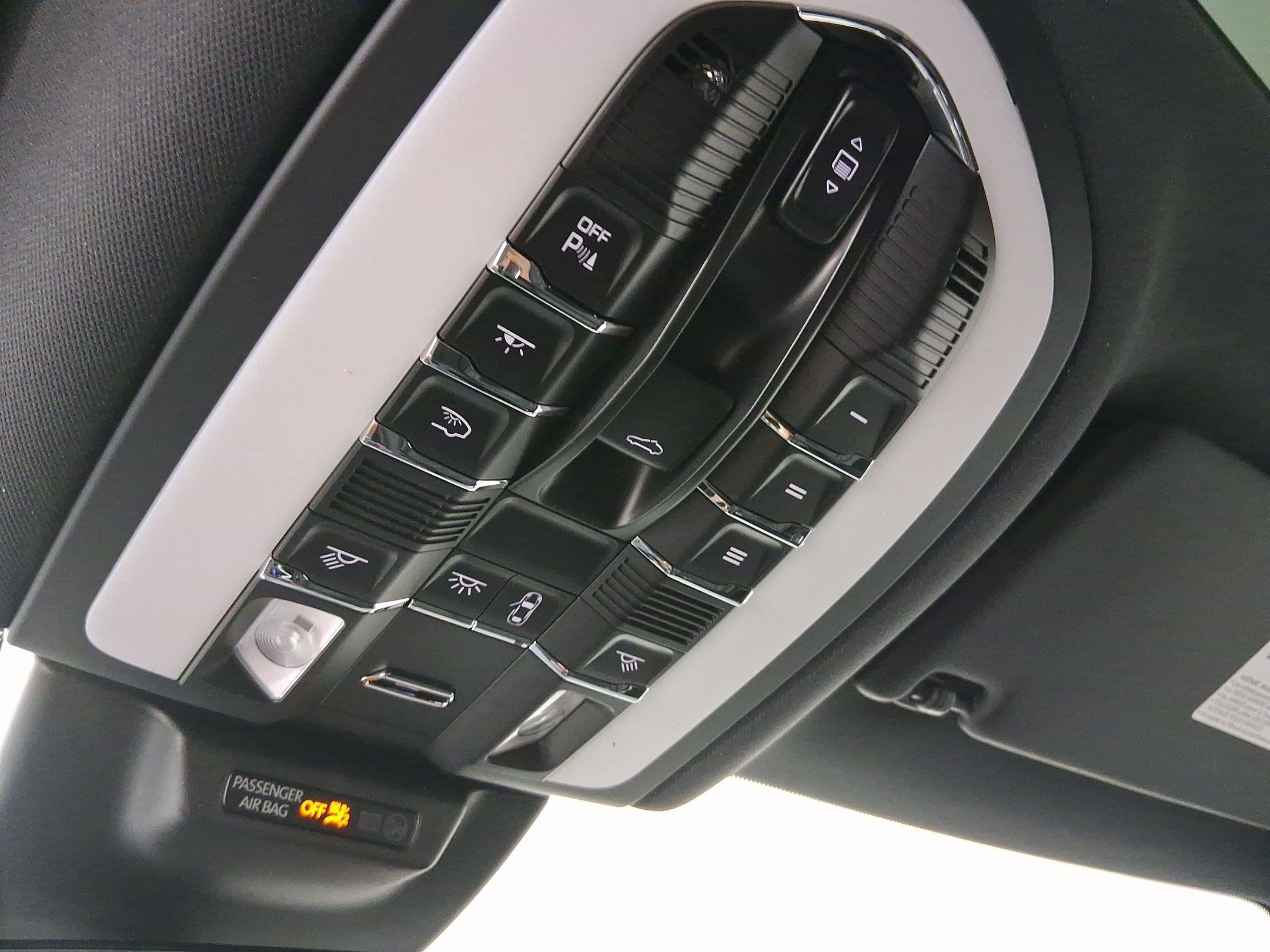 Used 2026 Porsche Macan AWD/4WD image 32