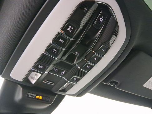 Used 2026 Porsche Macan AWD/4WD image 32