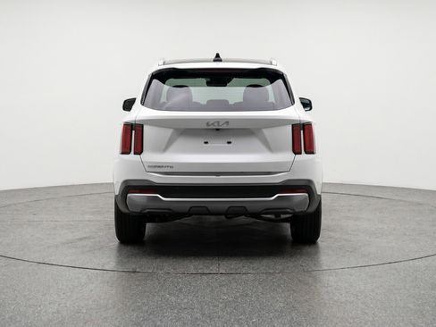 Used 2024 Kia Sorento S FWD image 7