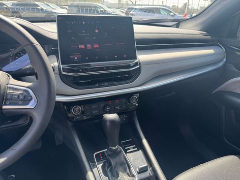 Used 2025 Jeep Compass Limited image 17