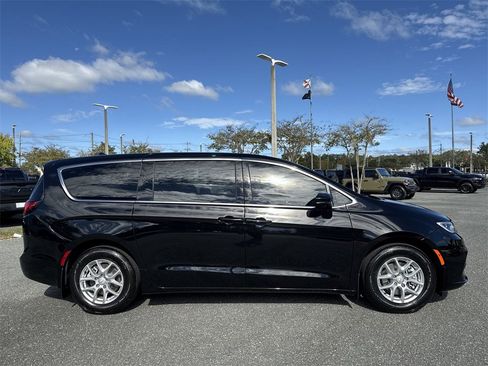 New 2026 Chrysler Pacifica Select image 2