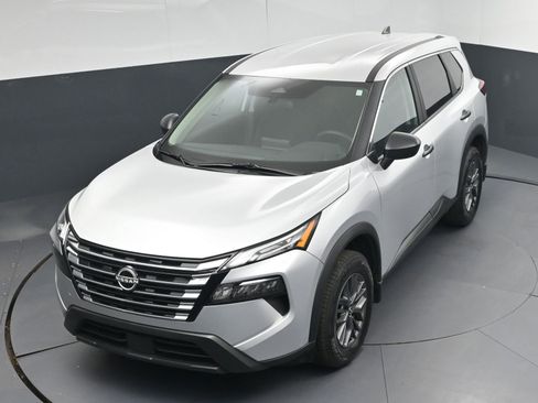 Used 2025 Nissan Rogue S image 27