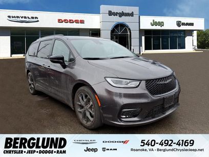 Used 2023 Chrysler Pacifica Limited w/ Uconnect Theater Family Group