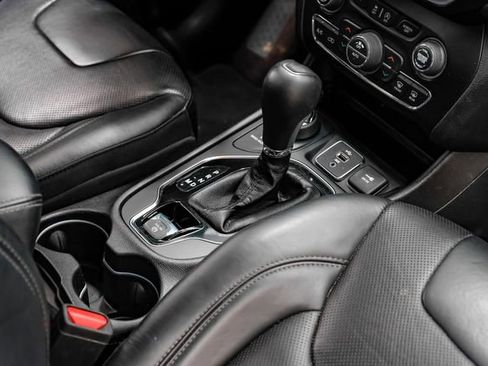 Used 2019 Jeep Cherokee Limited w/ Luxury Group AWD/4WD image 25