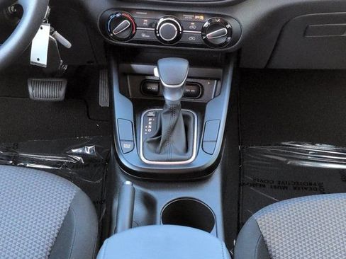 Used 2025 Kia Soul LX w/ LX Technology Package FWD image 17