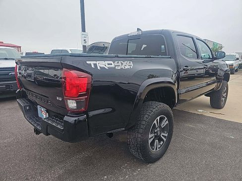 Used 2019 Toyota Tacoma TRD Sport image 4