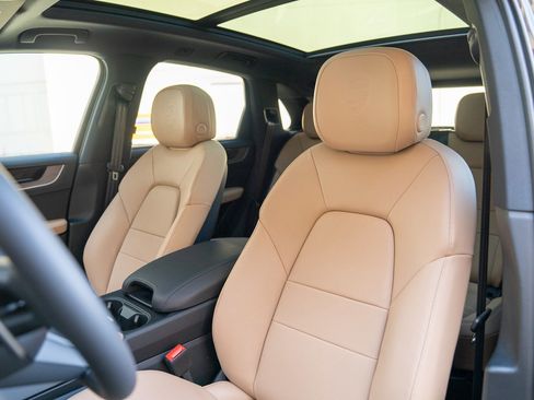 Certified 2026 Porsche Cayenne AWD/4WD image 5