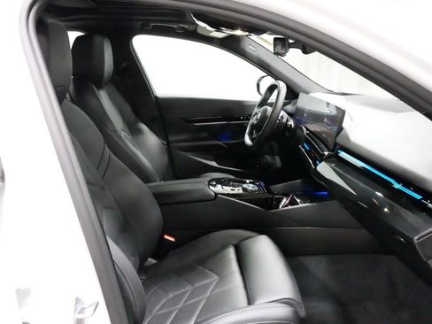Used 2025 BMW 530i xDrive w/ Premium Package AWD/4WD image 7