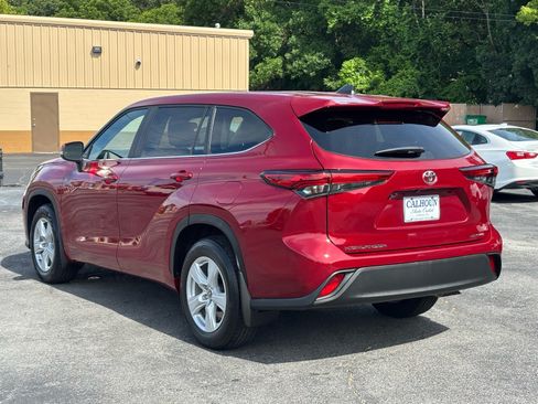 Used 2023 Toyota Highlander LE AWD/4WD image 4