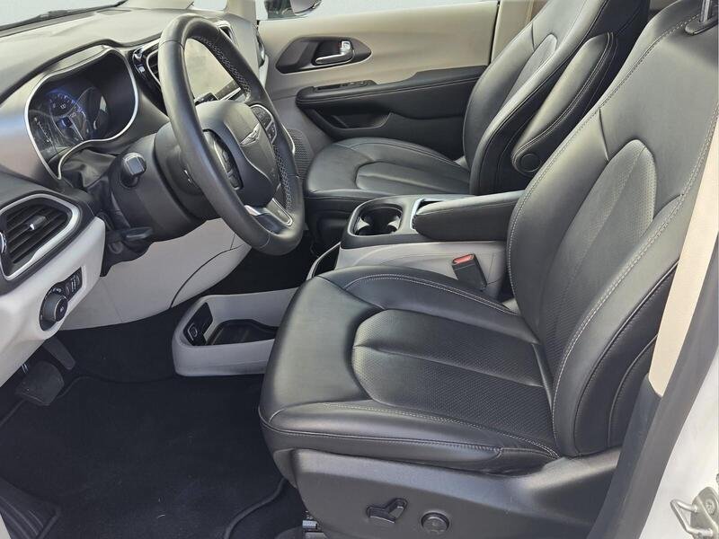 Used 2024 Chrysler Pacifica Touring-L FWD image 10