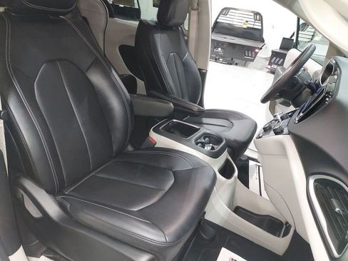 Used 2024 Chrysler Pacifica Touring-L image 30