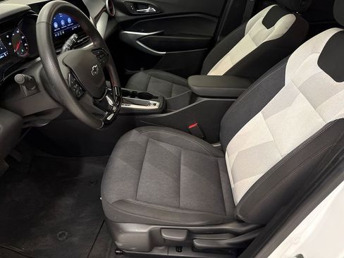 Used 2025 Chevrolet Trax RS w/ Sunroof Package FWD image 19