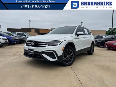 Used 2022 Volkswagen Tiguan SE w/ Panoramic Sunroof Package FWD image 1