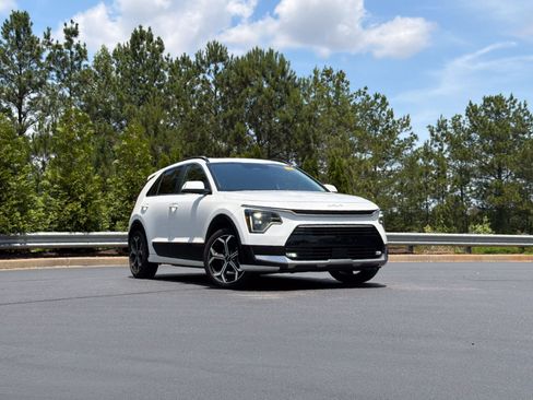 Used 2023 Kia Niro SX Touring FWD image 2