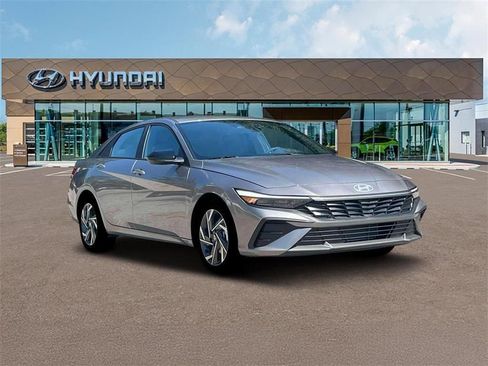 Used 2025 Hyundai Elantra Sport FWD image 11
