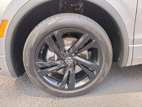 Used 2024 Volkswagen Tiguan SE R-Line FWD image 9