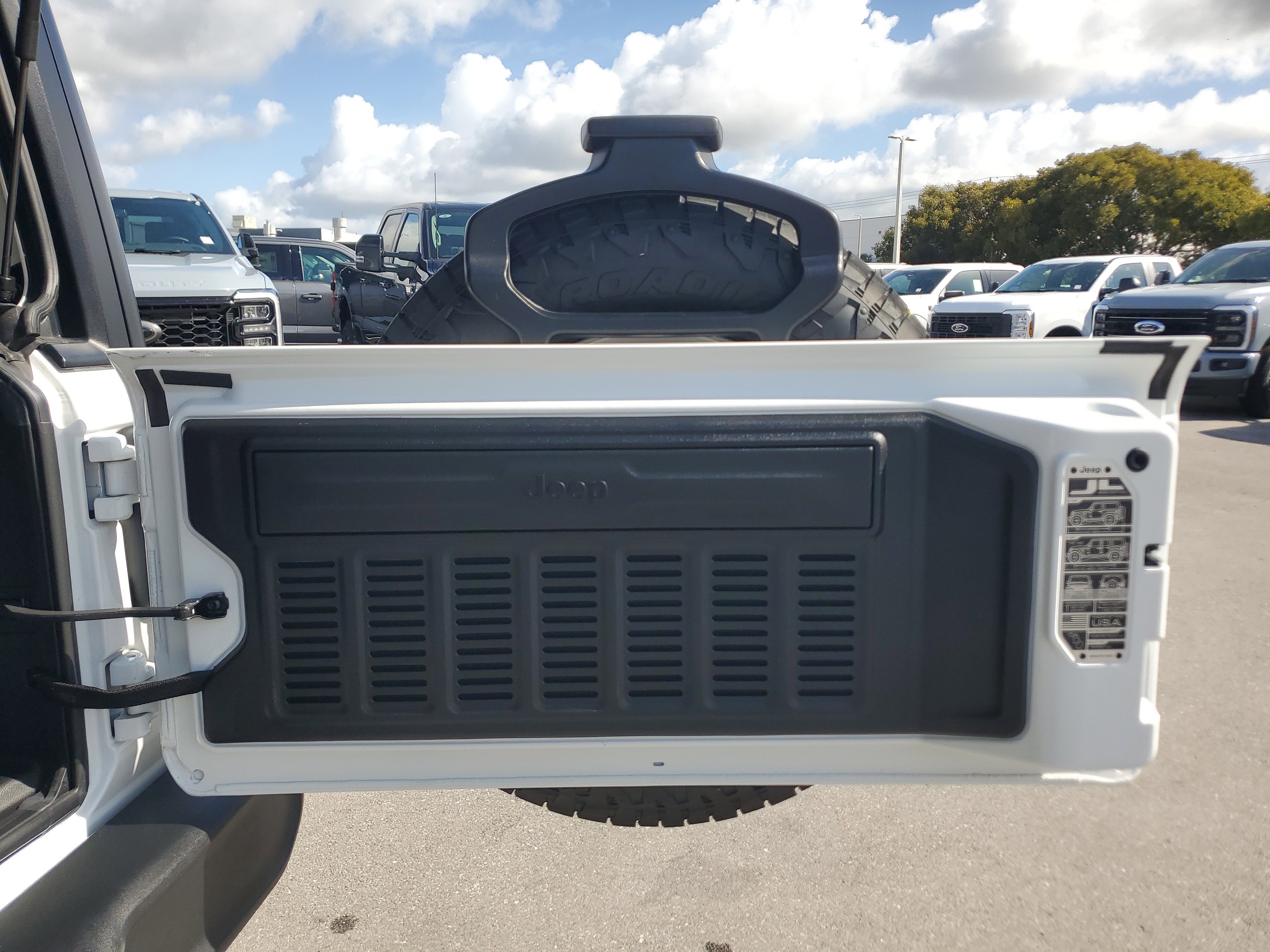Used 2024 Jeep Wrangler Unlimited Sport AWD/4WD image 15