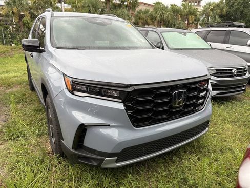 Used 2025 Honda Pilot TrailSport image 4