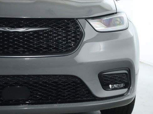 Used 2021 Chrysler Pacifica Touring-L w/ Uconnect Theater Family Group image 8