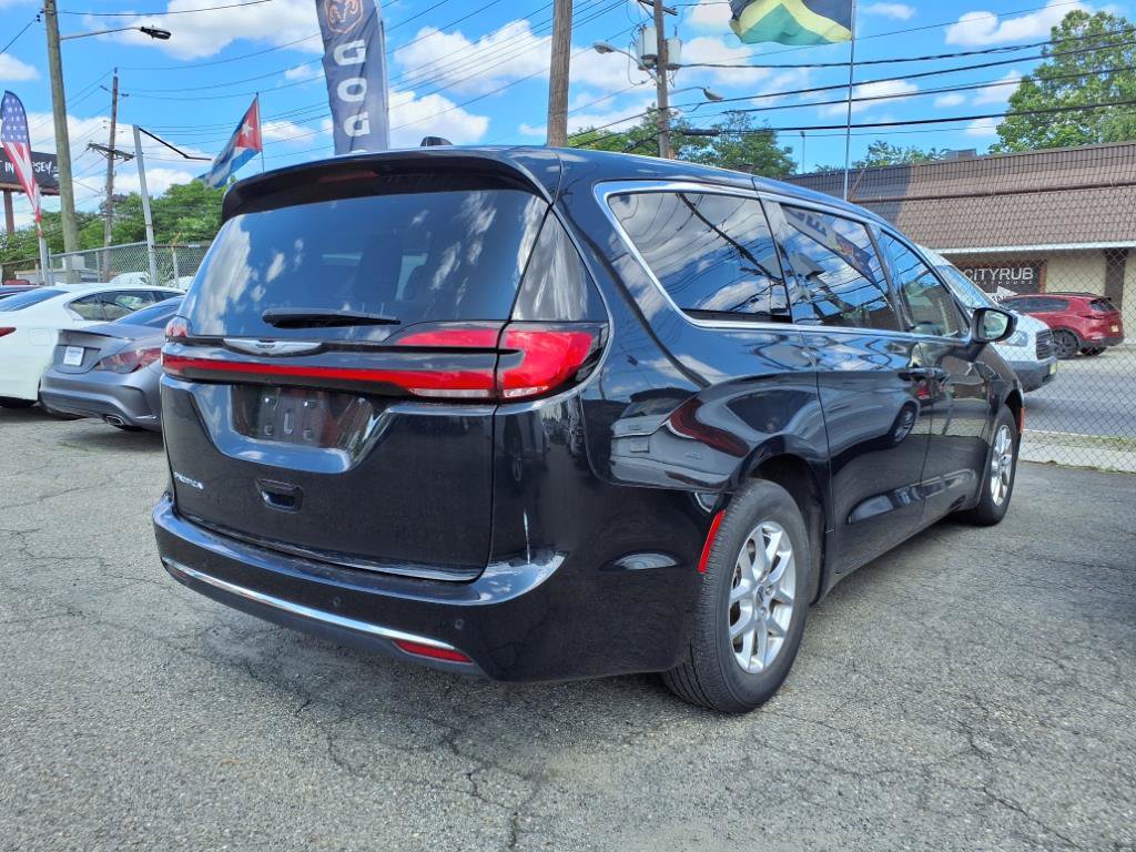 Used 2023 Chrysler Pacifica Touring-L FWD image 6