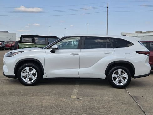 Used 2025 Toyota Highlander LE FWD image 6