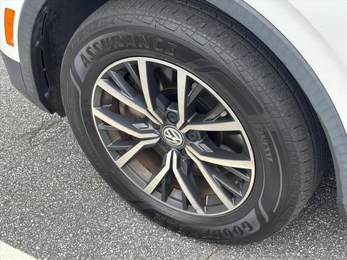 Used 2020 Volkswagen Tiguan SE w/ Panoramic Sunroof Package image 7