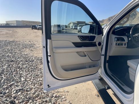 Used 2019 Lincoln Navigator Select w/ Technology Package RWD image 12