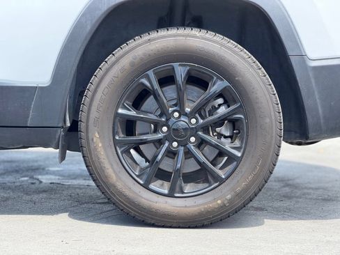 Used 2023 Jeep Cherokee Altitude Lux AWD/4WD image 2