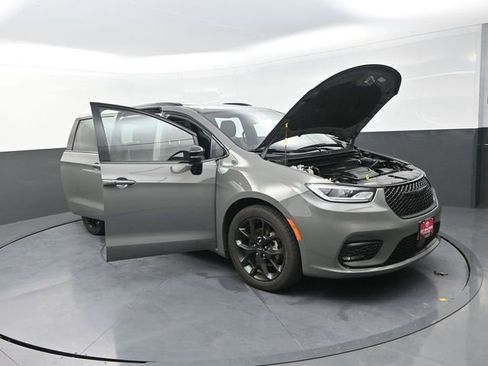 Used 2025 Chrysler Pacifica Limited image 36