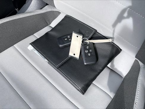 Certified 2022 Volkswagen Taos SE image 11