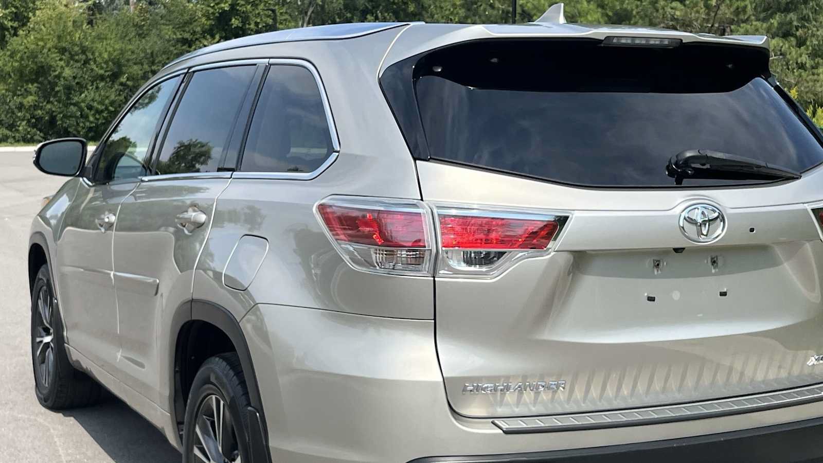 Used 2016 Toyota Highlander XLE w/ Protection Package #3 AWD/4WD image 17