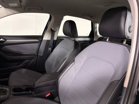 Used 2025 Volkswagen Jetta SE FWD image 19