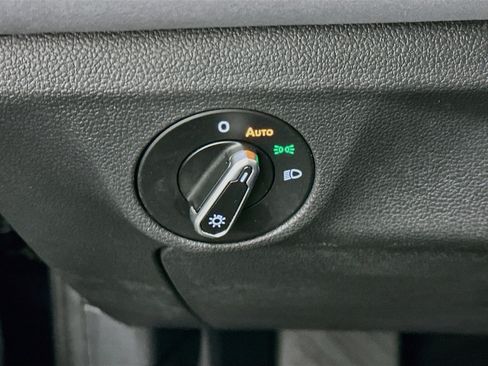 Used 2025 Volkswagen Jetta SE FWD image 17