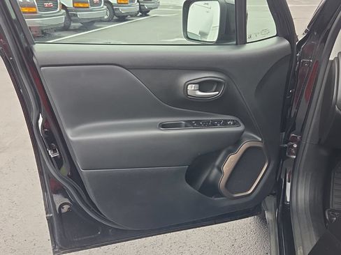 Used 2023 Jeep Renegade Latitude AWD/4WD image 19