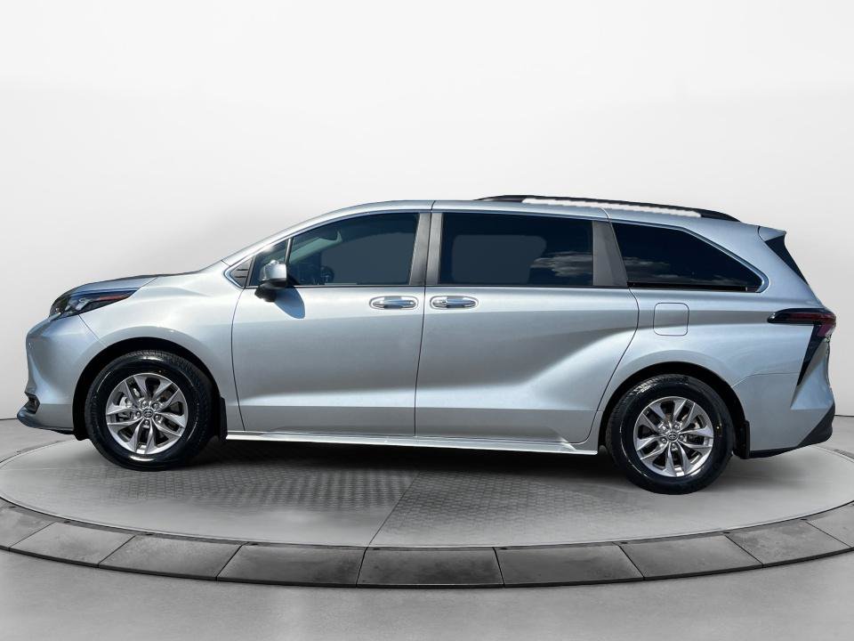 Used 2025 Toyota Sienna XLE FWD image 4