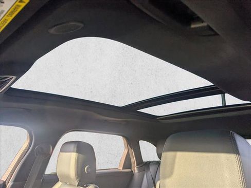 Used 2025 Land Rover Range Rover Velar Dynamic SE image 16