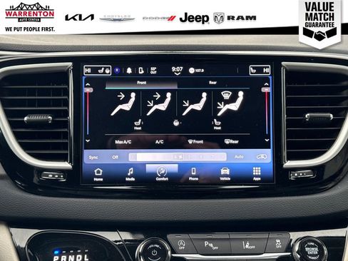 Used 2024 Chrysler Pacifica Touring-L image 25