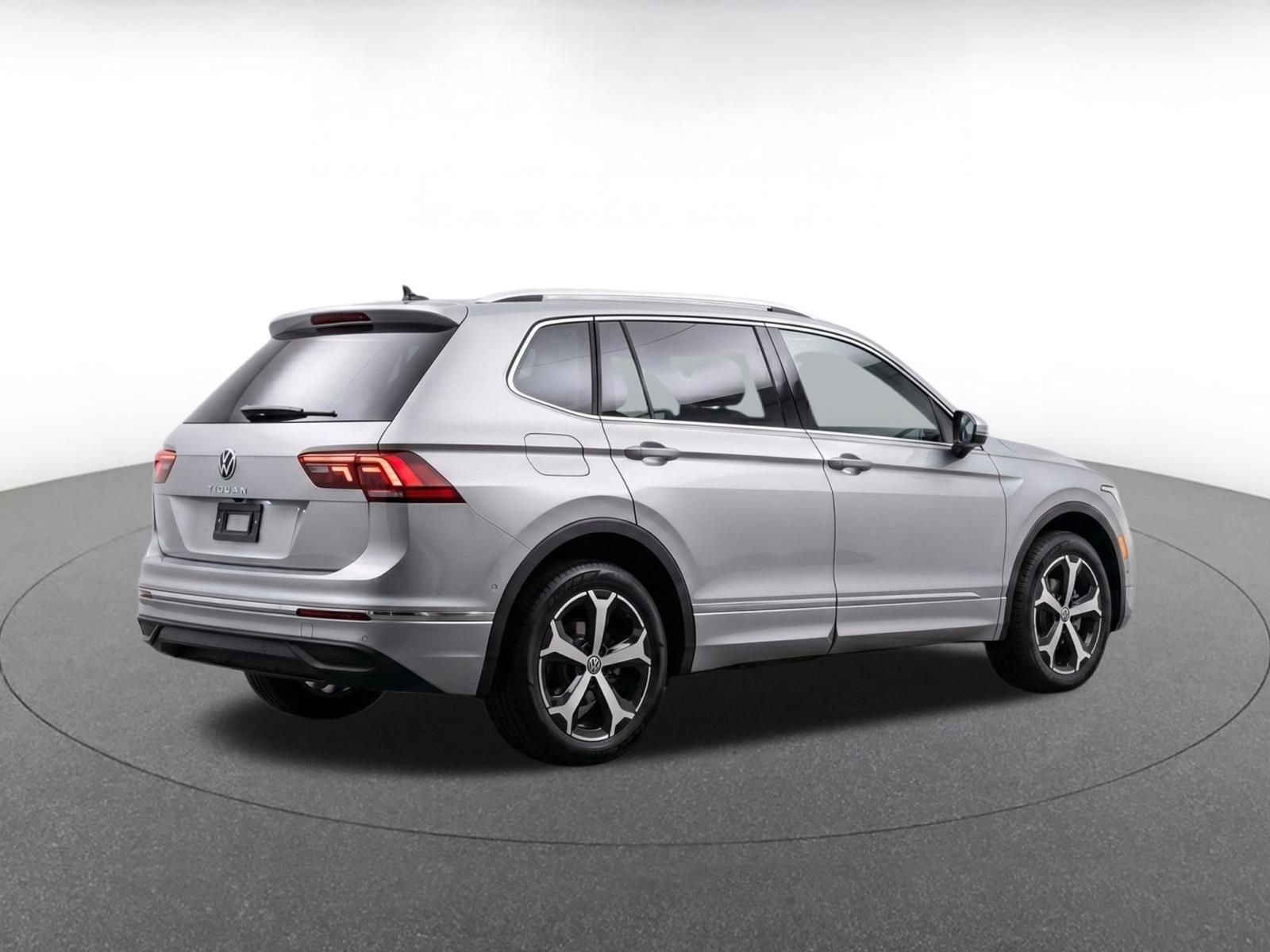 Used 2026 Volkswagen Tiguan SE FWD image 8