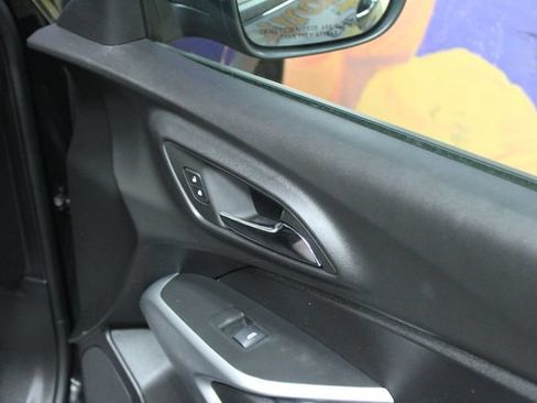 Used 2025 Chevrolet Trax LS w/ LS Convenience Package FWD image 11