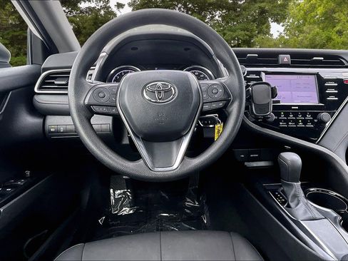 Used 2020 Toyota Camry LE image 8