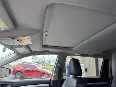 Used 2018 Toyota Highlander XLE AWD/4WD image 24