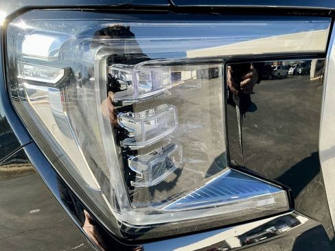 Used 2021 GMC Yukon XL Denali image 8