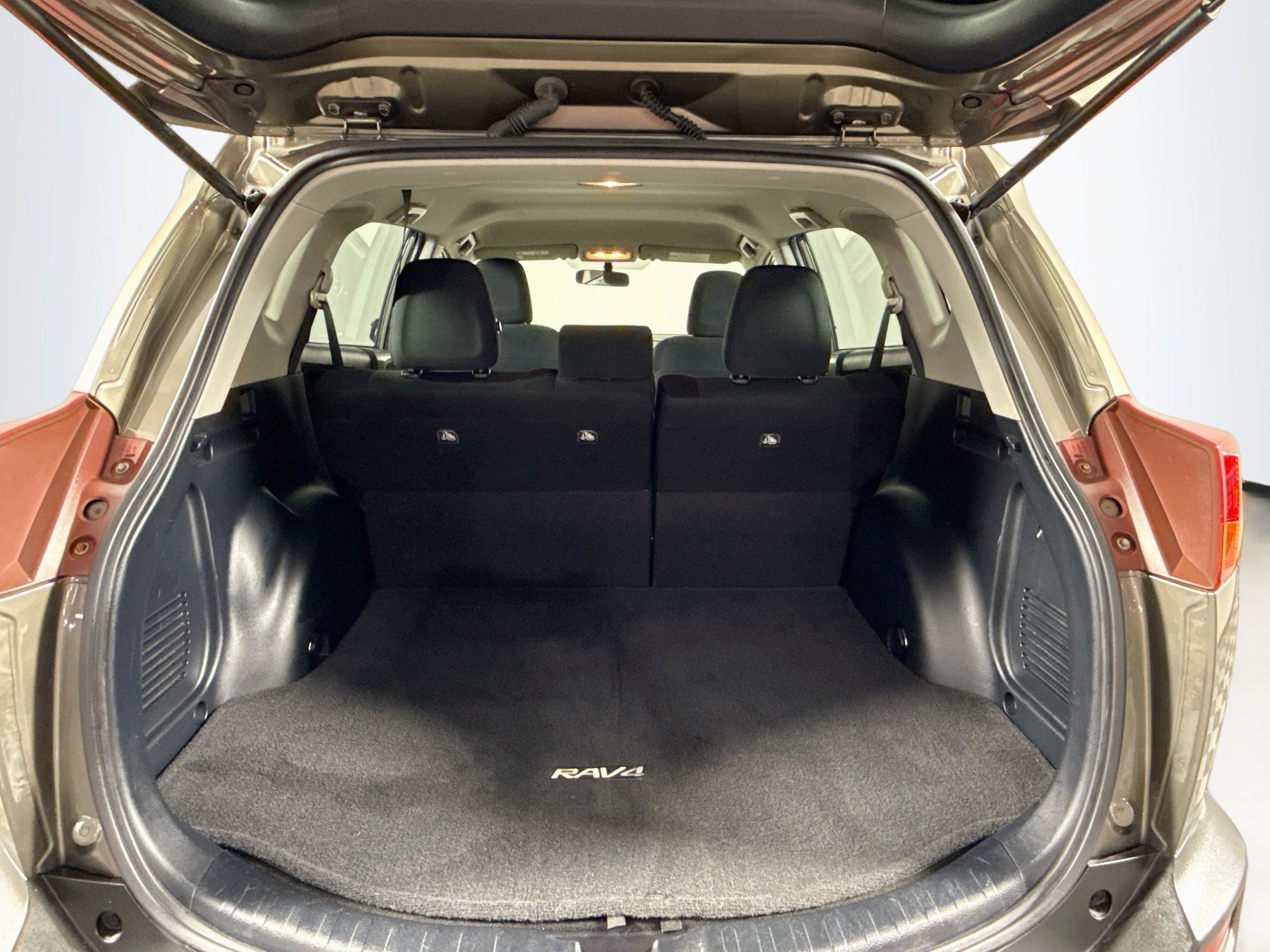 Used 2015 Toyota RAV4 LE AWD/4WD image 24