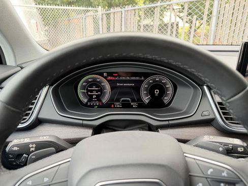 Used 2025 Audi Q5 e Premium AWD/4WD image 3
