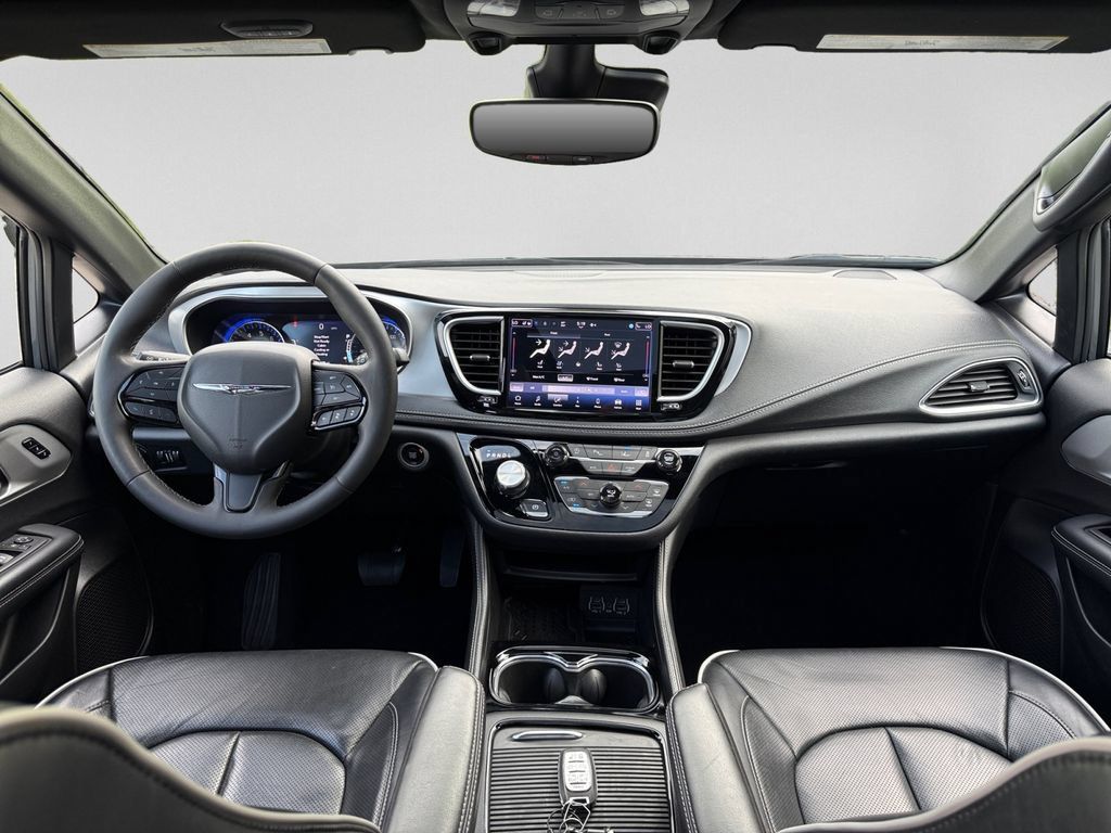 Certified 2025 Chrysler Pacifica Limited FWD image 11